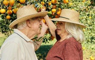 Personas disfrutando de un día soleado en el jardin