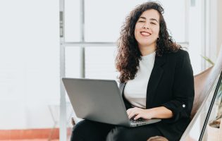 Asesor financiero brindando consejos sobre el pago de deudas