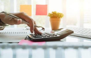 Ilustración de una persona pagando impuestos en España