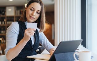 Mujer usando una aplicación de banca digital en su teléfono móvil