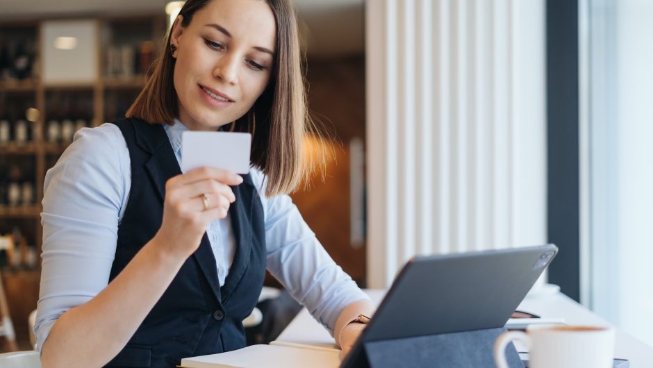 Mujer usando una aplicación de banca digital en su teléfono móvil