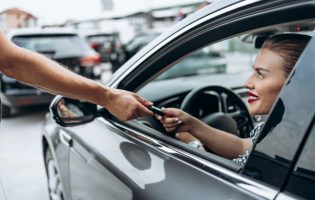 Cliente feliz con las llaves de un coche financiado