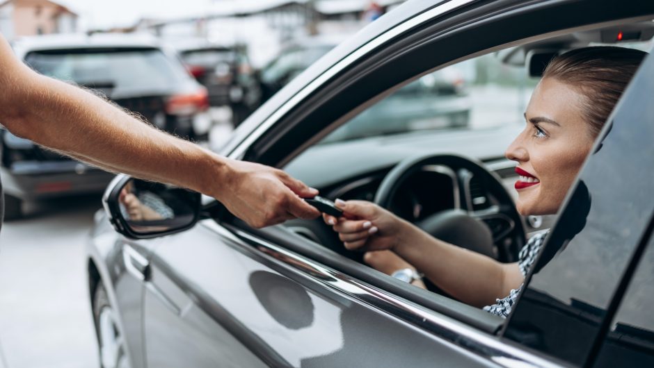 Cliente feliz con las llaves de un coche financiado