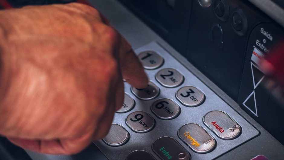 Hombre usando un cajero automático en España