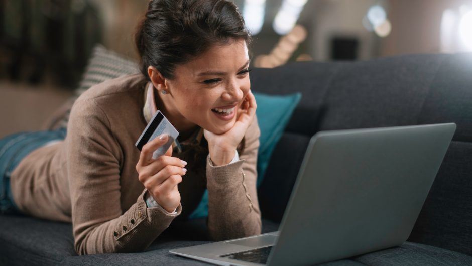 Una mujer en su computadora pagando compras gracias al préstamo que recibió