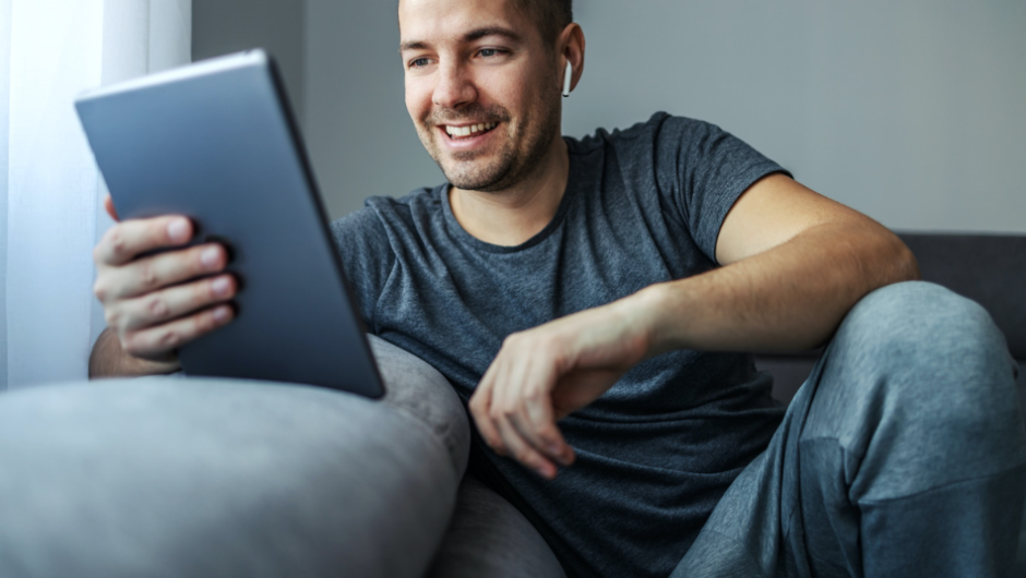 Hombre en el sitio web de Fiesta Crédito eligiendo su préstamo sin intereses.