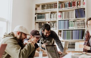 Estudiantes contando dinero adicional para sus gastos