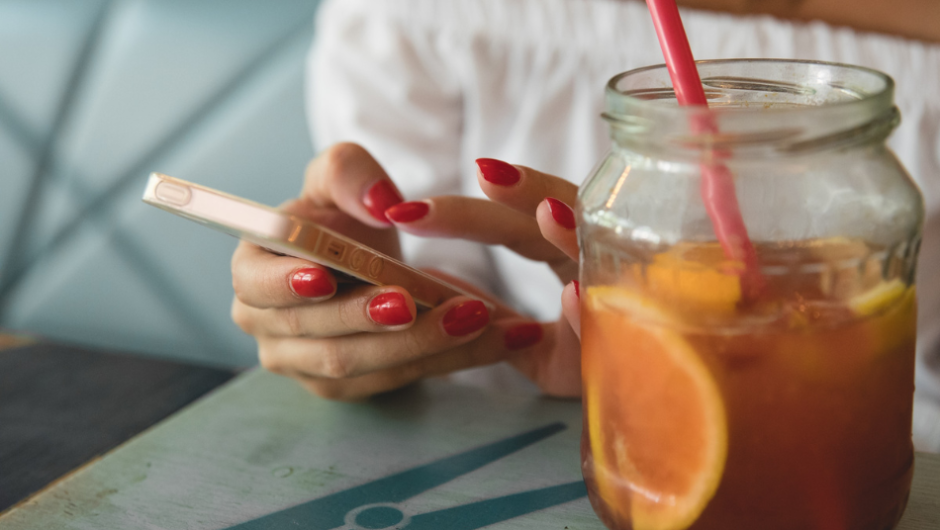 Mujer buscando un préstamo en su teléfono