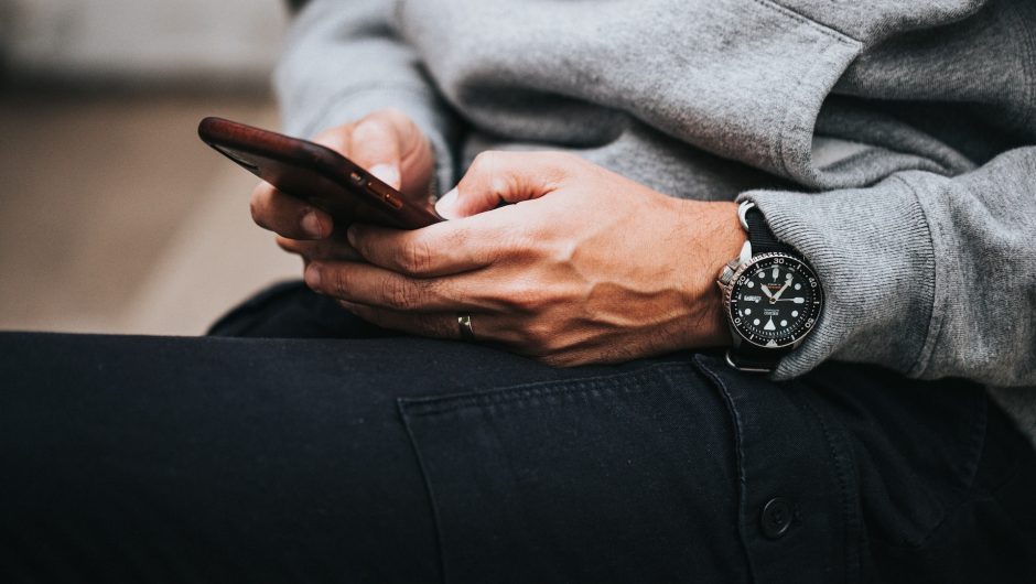 Un hombre utilizando un teléfono para solicitar un préstamo en línea.